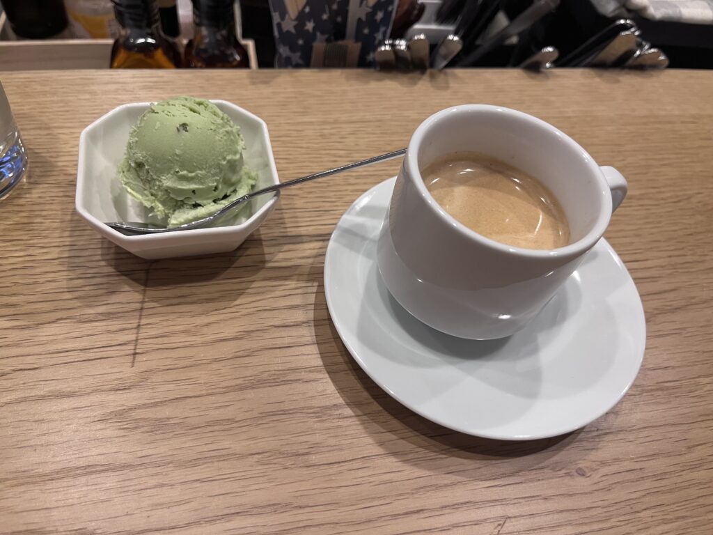 食後のアイスとコーヒー