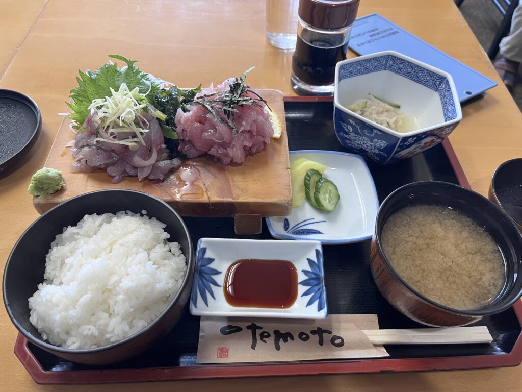 マグロすき身とアジたたき定食